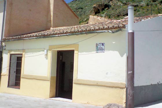 La casa donde vivió y la higuera del patio trasero bajo la que escribía Miguel Hernández en su pueblo natal, Orihuela, España. Foto: Nelson Fredy Padilla
