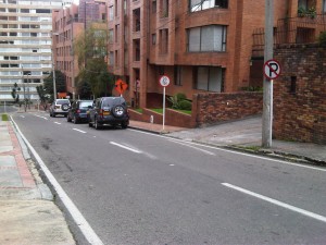 Mal Parqueados.Imágenes como ésta se han vuelto comunes en Bogotá. Carros oficiales parqueados donde es prohibido mientras esperan a que políticos y "altos personajes" salgan de sus reuniones. 