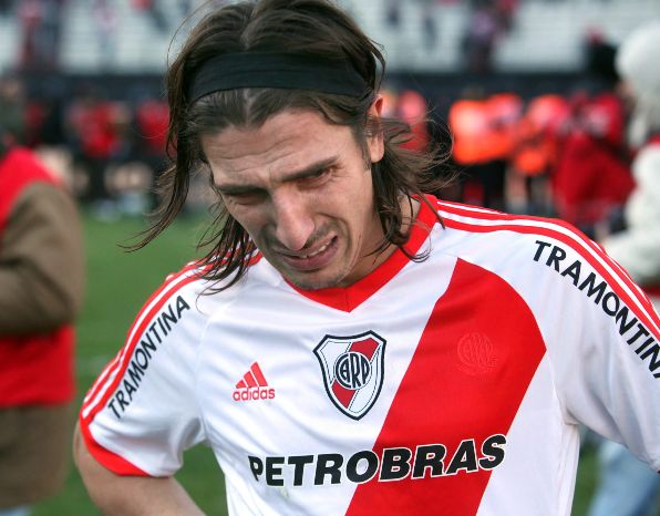 El jugador Carlos Arano de River Plate llora el descenso del equipo a la Segunda División del fútbol argentino. EFE