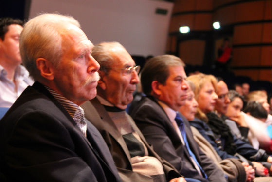 A la lectura de la obra asistieron veteranos actores como Julio Medina, Julio García y Erika Krum recordada por su papel de Solín en la serie de radio Kalimán.