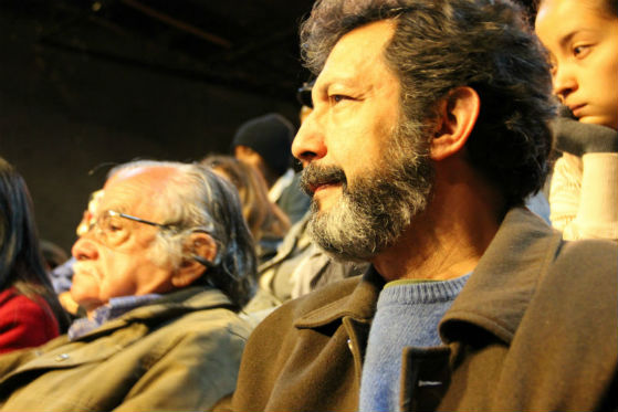 Carlos Bernal al lado de Santiago García (director del Teatro La Candelaria), en el conversatorio sobre La Creación Colectiva.
