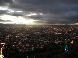 Bogotá D. C. nocturna, vista desde el cerro de Monserrate - Foto: Cayita