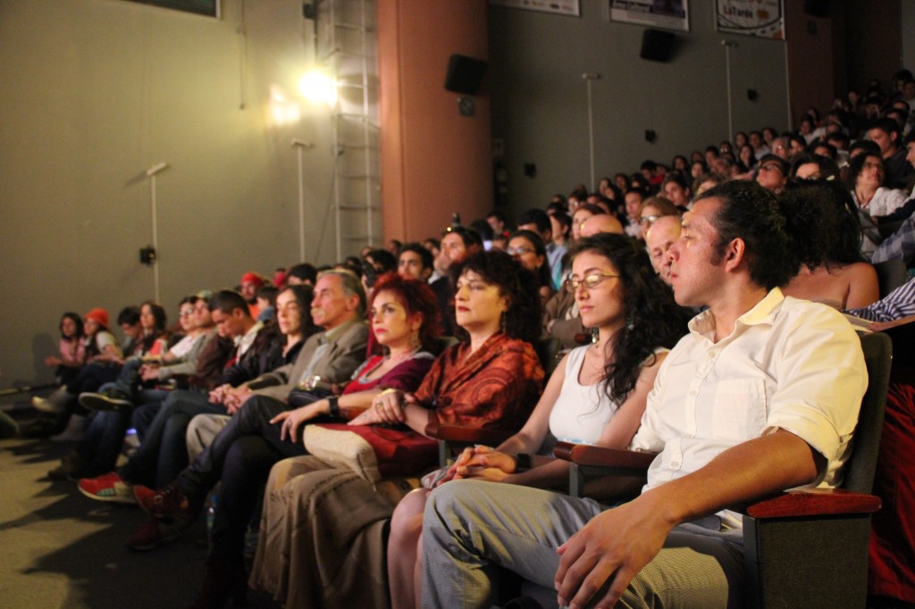 Público asistente a la apertura del 6o Festival Internacional de Poesía Luna de Locos en Pereira.