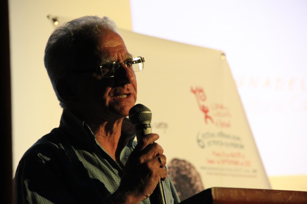 Jaime Ochoa en la lectura del texto Un collar de perlas para Pereira del poeta Jotamario Arbeláez.