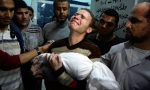 Jihad-Misharawi-con-el-cuerpo-de-su-hijo-muerto-Omar-de-11-meses-después-de-un-ataque-de-Israel-300x180.jpg