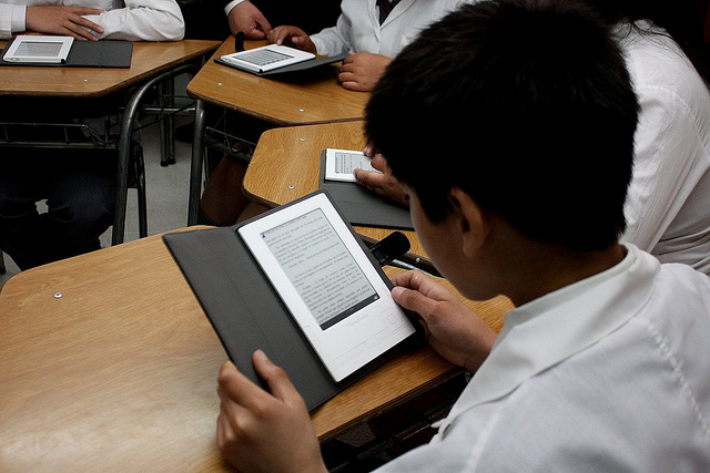 Fotografía de Niños con Tabletas leyendo Libros Digitales