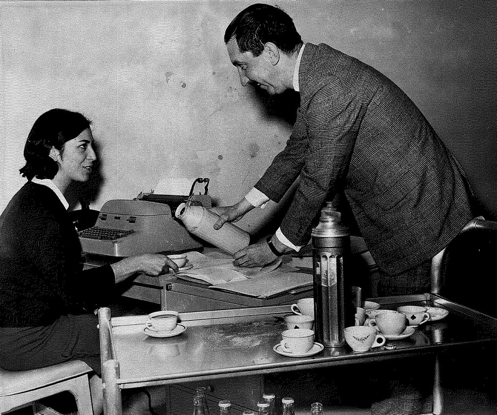 Fernando González 'Pacheco' junto con In'es Hurtado, una de las secretarias de El Espectador, en marzo de 1964. Por ese entonces era uno de los intérpretes de 'El Zorrero'. / Archivo - El Espectador