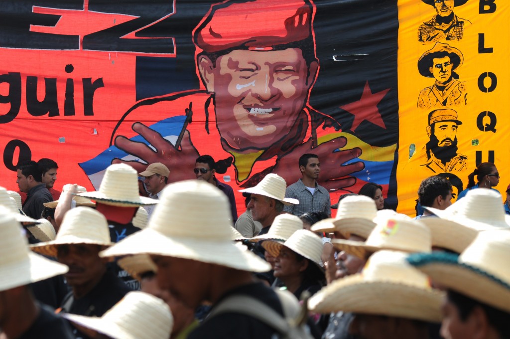 Un grupo de marchantes caminan en favor del presidente Hugo Chávez en Tegucigalpa. Artistas venezolanos aseguran que el gobierno prestó más atención a las artes populares durante su gestión y a través de ellas amplió su gestión política. / AFP