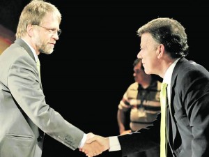 Antanas Mockus y Juan Manuel Santos en el debate presidencial de 2010 - foto del diario El Clarín