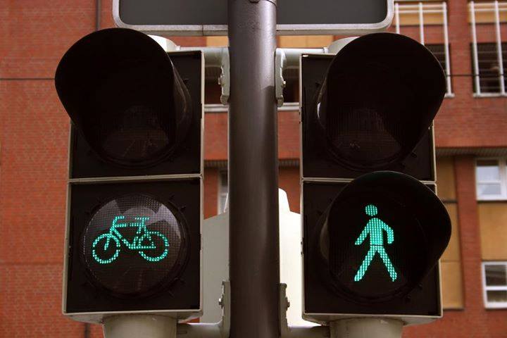 trafico-via-bicicleta-peaton
