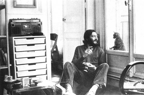 El escritor Julio Cortázar (1914-1984) con un gato en su apartamento en París. /Archivo