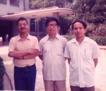 Los-traductores-de-Cien-años-de-soledad-al-chino-primera-edición-Huang-Jinyan-centro-y-Chen-Quan-con-Eduardo-Márceles-Shanghai-1987.jpg