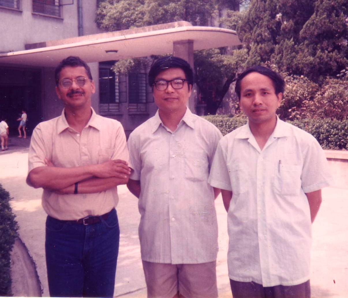 Los traductores de Cien años de soledad al chino (primera  edición), Huang Jinyan (centro)  y Chen Quan con Eduardo Márceles,  Shanghai 1987