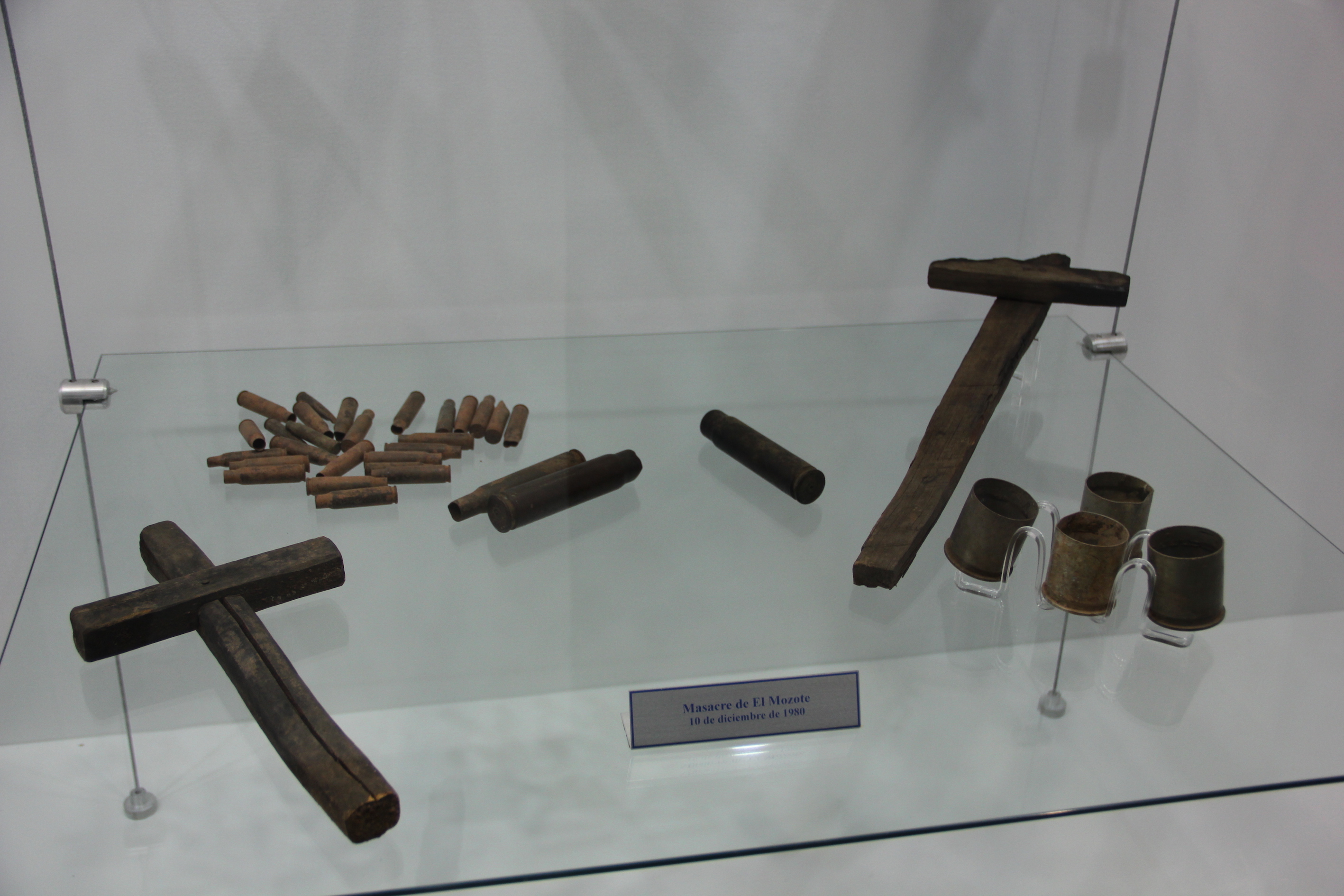 Además se exponen objetos como los encontrados tras la masacre de El Mozote.