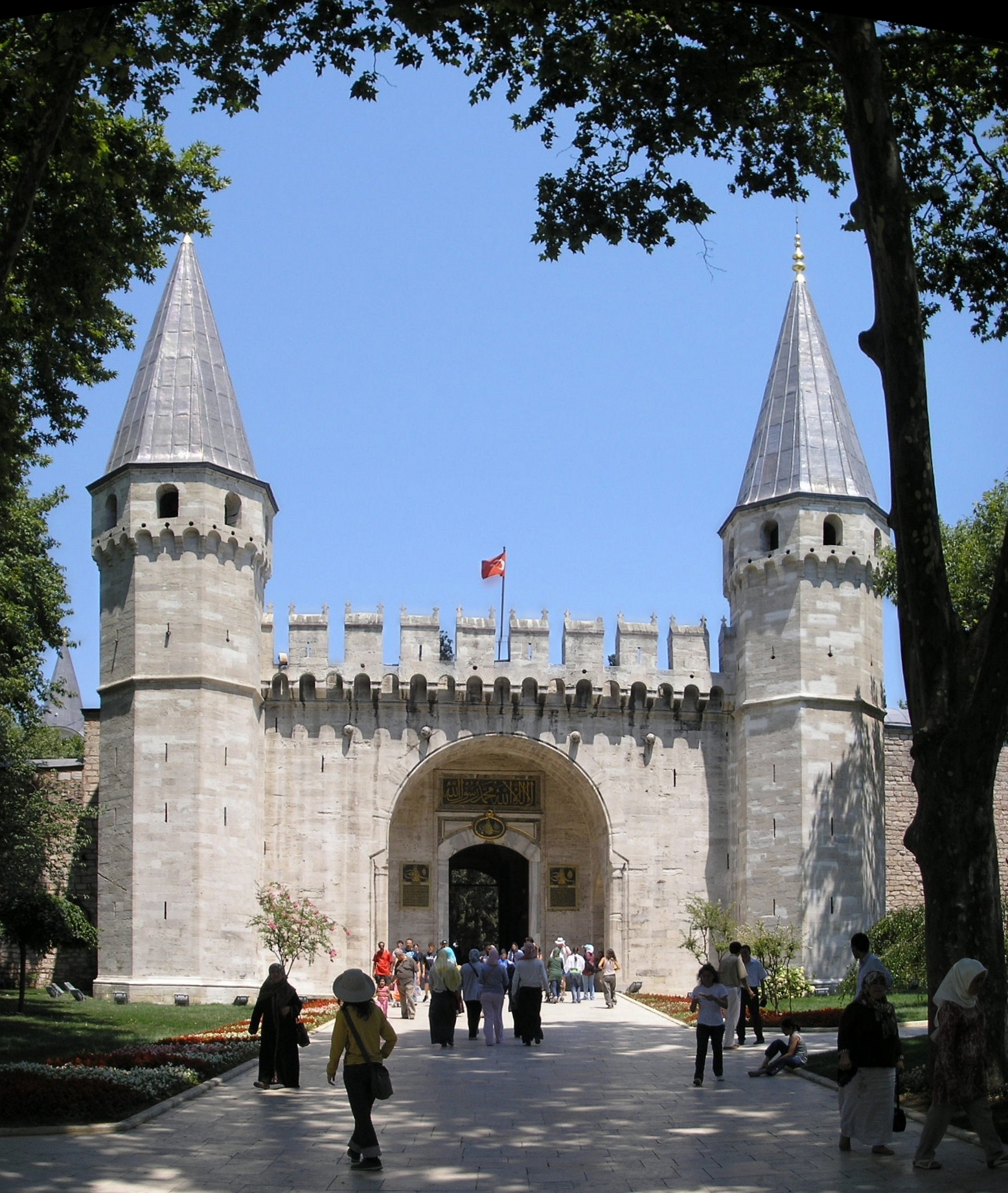 Gate_of_Salutation_Topkapi_Istanbul_2007_Pano