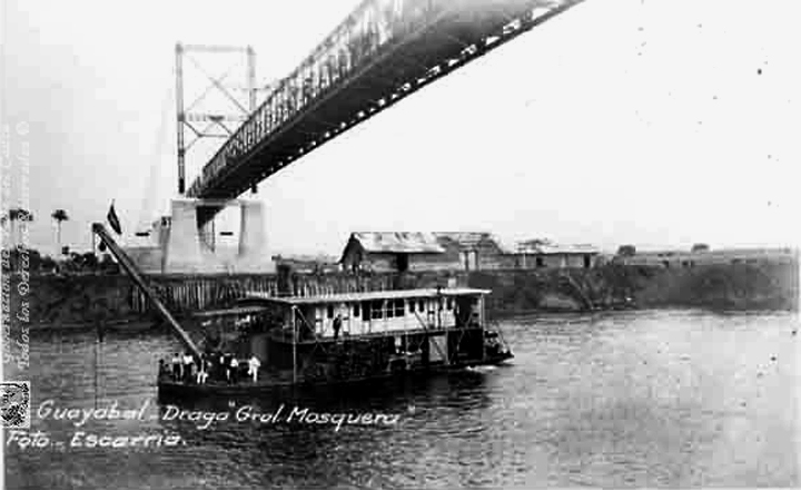 Draga General Mosquera, pasando bajo el puente Guayabal, sobre el río Cauca. 1900jpg