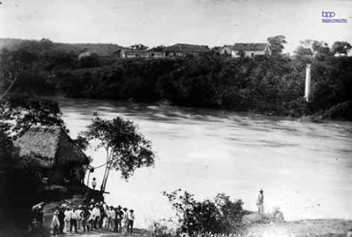 Río Magdalena, puerto de Girardot. Fotografía de Julio Racines, ca. 1920