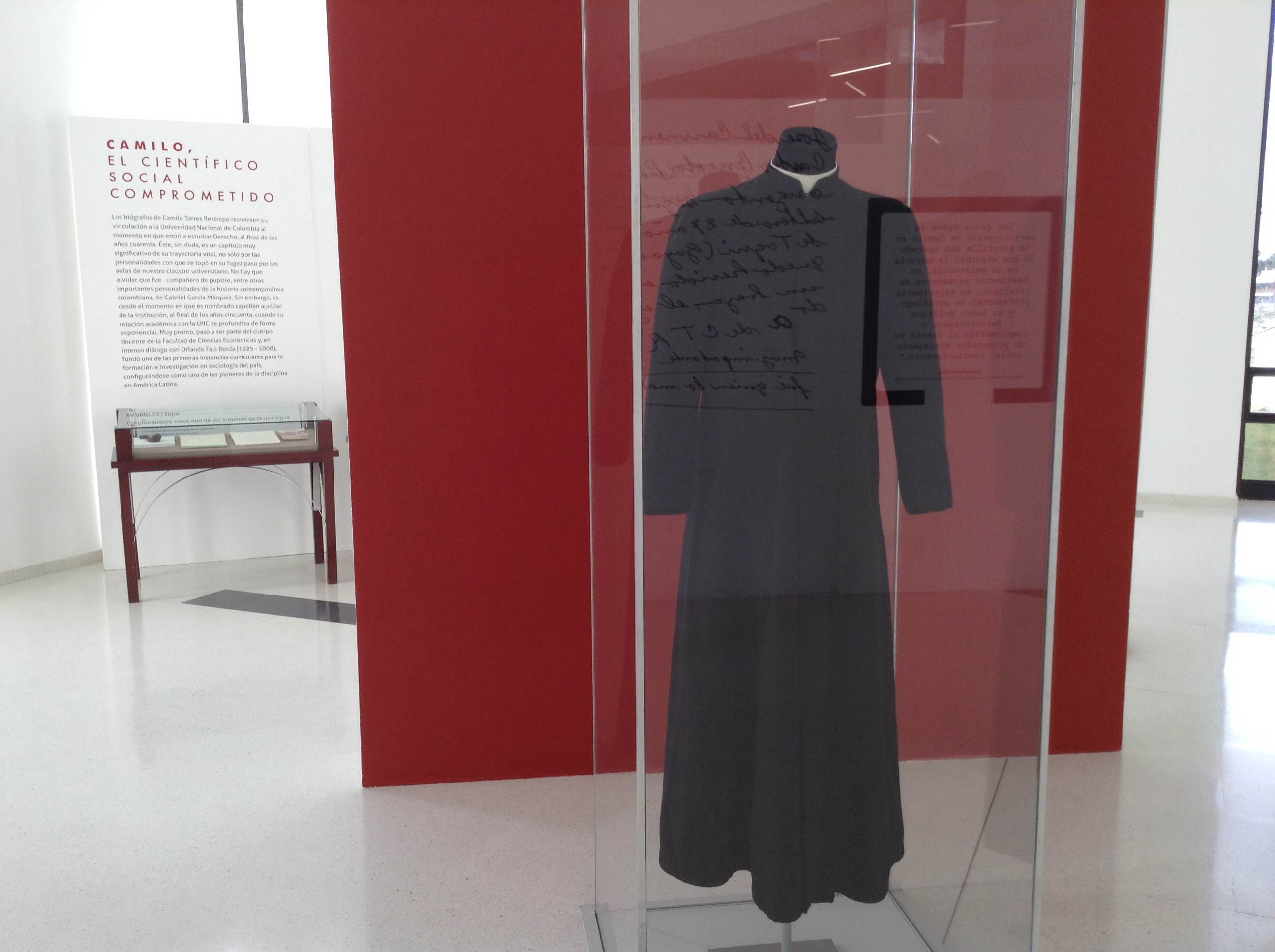 2. La sotana de Camilo Torres es uno de los objetos que se pueden encontrar en la sala de exposición. (1)