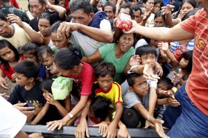 Ayuda distribuida en Iligan, Filipinias, luego del tifón Washi, 2011, foto del Daily Mail