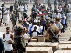 Ayuda distribuida en New Orleans, Estados Unidos, luego del huracán Katrina, 2005, sin fuente