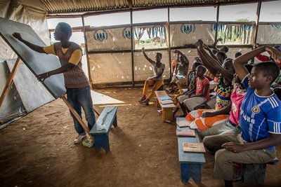 Benefice Tuyisenge, de 24 años, imparte clases de inglés para huérfanos refugiados en una carpa comunitaria en el asentamiento de refugiados de Nueva Buyumbura.