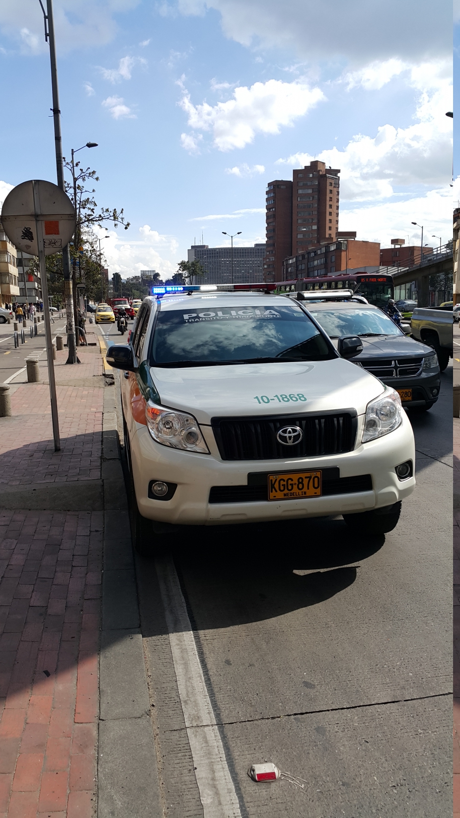 Carro de la Policía de Tránsito estacionado, sin conductor, en la carrera 30 con calle 40a, Bogotá, 23 de febrero de 2016