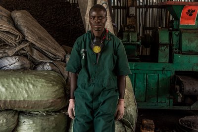 Étienne huyó de la violencia en Burundi, y ahora trabaja en una pequeña fábrica en Uganda, dedicada a la manufactura de briquetas de combustible a partir de residuos agrícolas.