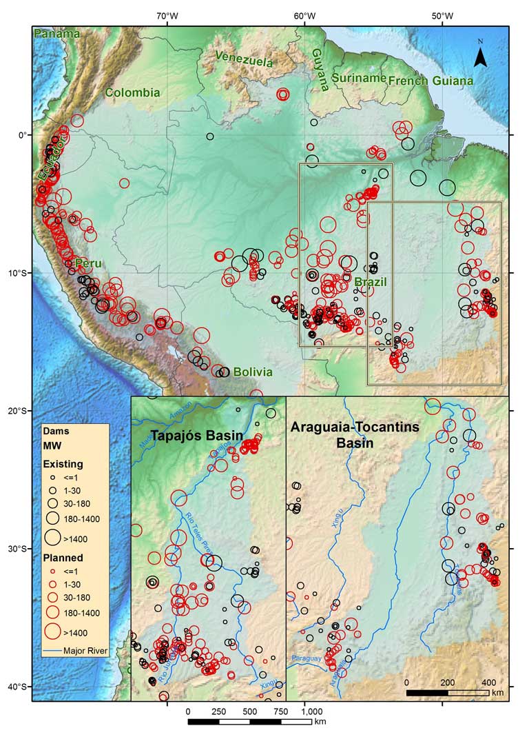 Mapa que muestra la distribución de las presas en el Amazonas. El tamaño de los círculos representa la producción eléctrica. Los círculos rojos muestran donde se han propuesto cientos de presas, con altas concentraciones en las regiones de la cabecera de los Andes y la vertiente del Tapajós. Imagen cortesía de Alexander Lees