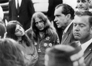 El entonces Presidente Nixon en su encuentro con estudiantes universitarios, en el Lincoln Memorial. Fotografía de Bettmann/Corbis. 