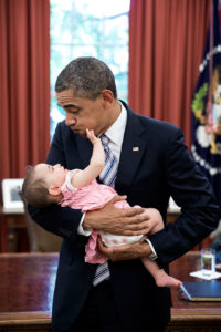 Barack Obama en su despacho presidencial, con la pequeña hija de uno de sus colaboradores.