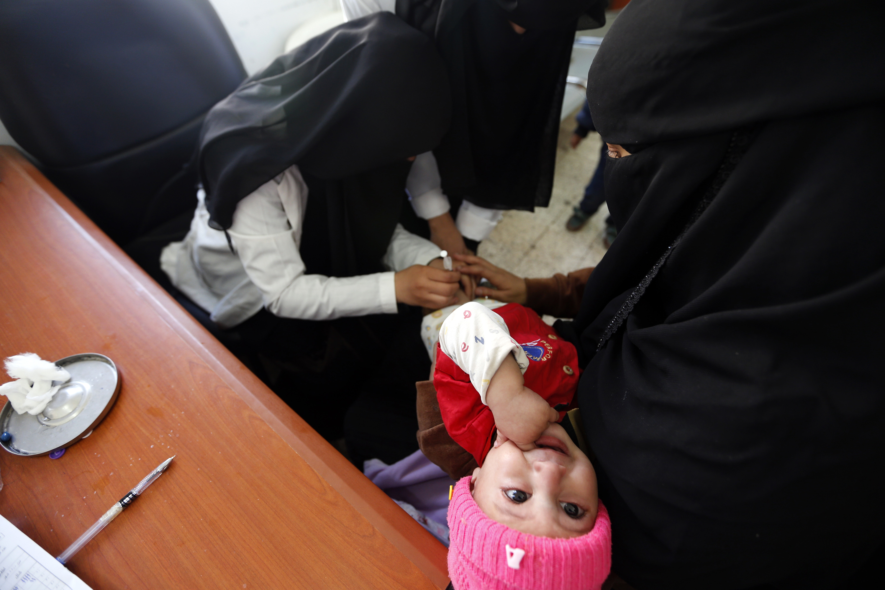 A Yemeni child receives polio vaccination during an immunisation campaign at a health center on February 20, 2017, in the capital Sanaa. / AFP PHOTO / Mohammed HUWAIS