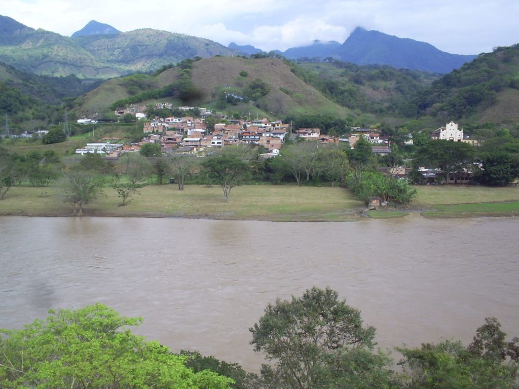 La población de Bolombolo, en el corregimiento de Antioquia, debía ser desplazada si se hubiera aprobado el proyecto Cañafisto. Foto de Darío Restrepo.