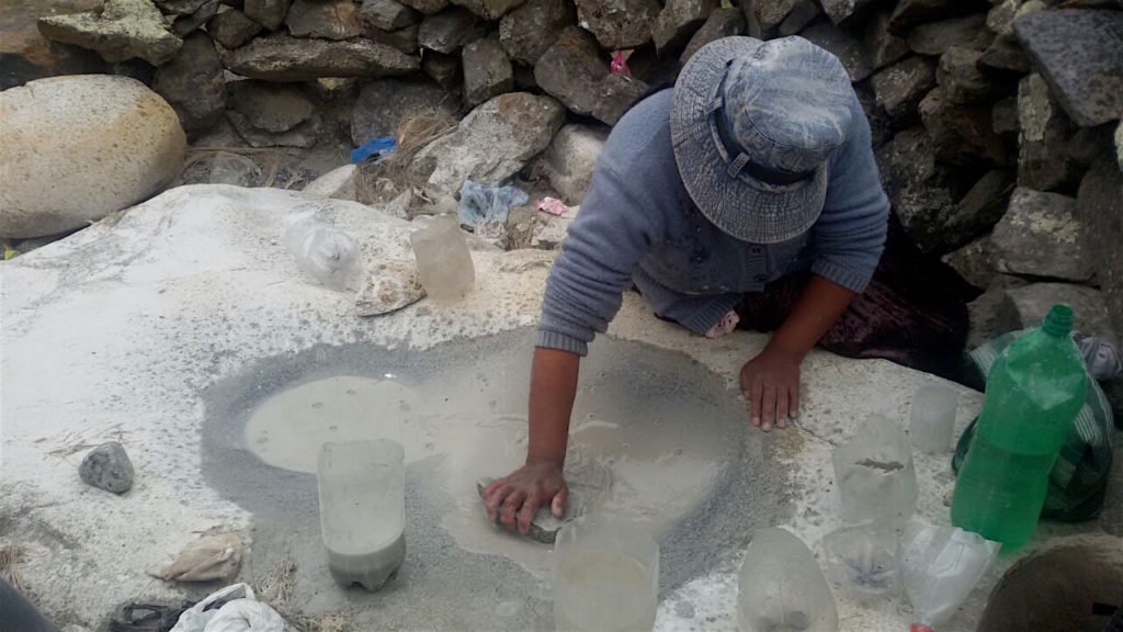Una cooperativista minera en plena faena de extracción de un mineral. Foto: Comité Cívico La Paz 
