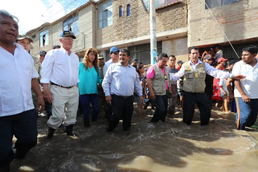 El presidente del Perú, Pedro Pablo Kuczynski, visita la ciudad de Chiclayo, capital de la región Lambayeque, afectada por las inundaciones. Foto: Agencia Andina.