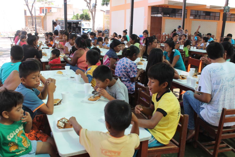 Los niños son alimentados por las donaciones que la población les hace llegar. Foto: Rita García.