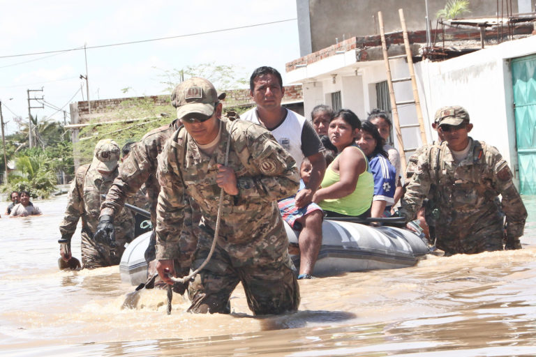 Militares rescatan a familia aislada en Montesullón. Foto: Oscar Chong.