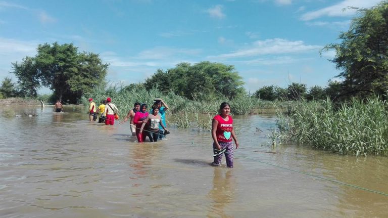 Los pobladores de Pedregal Grande (Bajo Piura) se vieron obligados a salir nuevamente de sus viviendas debido al segundo desborde del río Piura. Foto: Juliana Coronado.