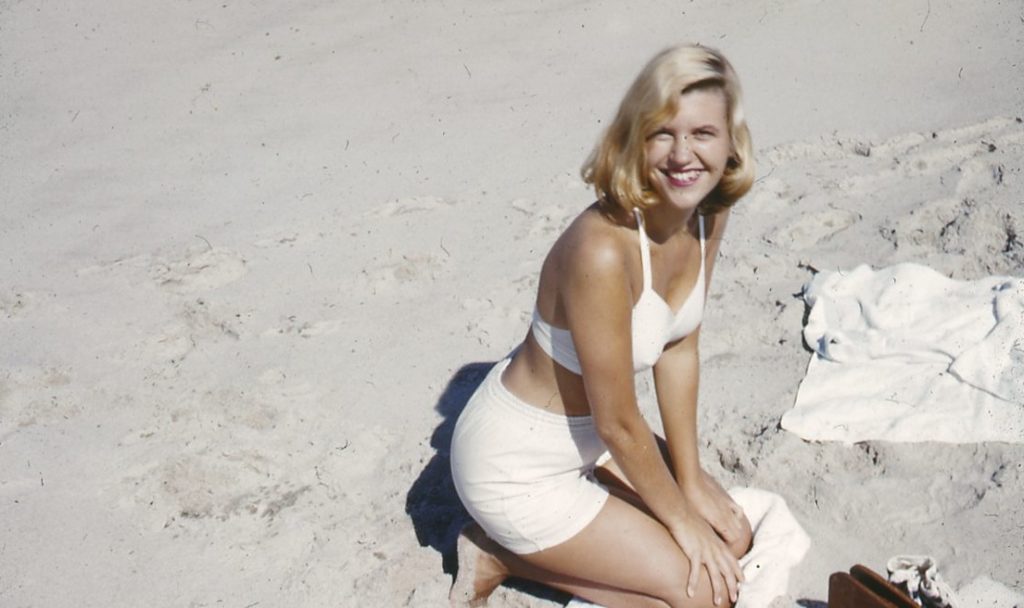 Sylvia Plath en la playa en 1953.