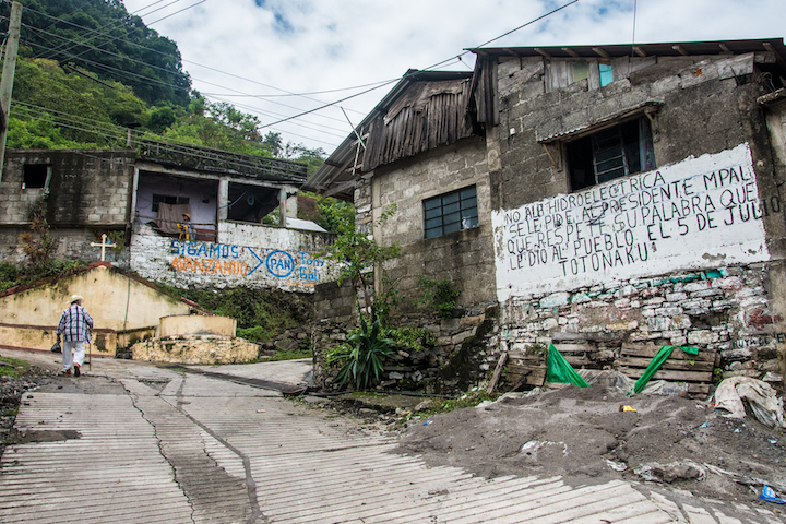 Los pobladores de San Felipe Tepatlán han llenado las paredes de sus casas con inscripciones, demostrando su oposición a la hidroeléctrica. Foto: Martina Zoldos.