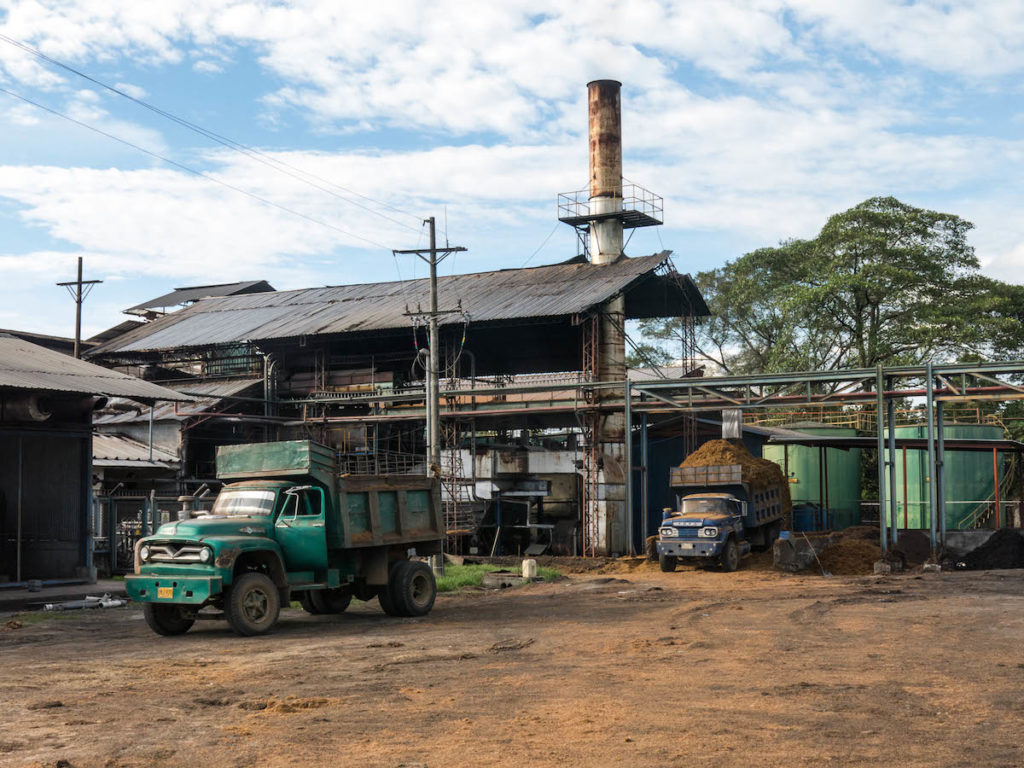 Una fábrica de producción de aceite de palma en Magdalena Medio, Colombia. Foto de Bram Ebus para Mongabay