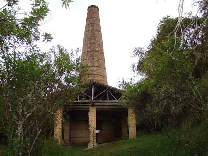 Aún se conserva la chimenea de ladrillo en Encenillo. Foto: Cortesía Fundación Natura.