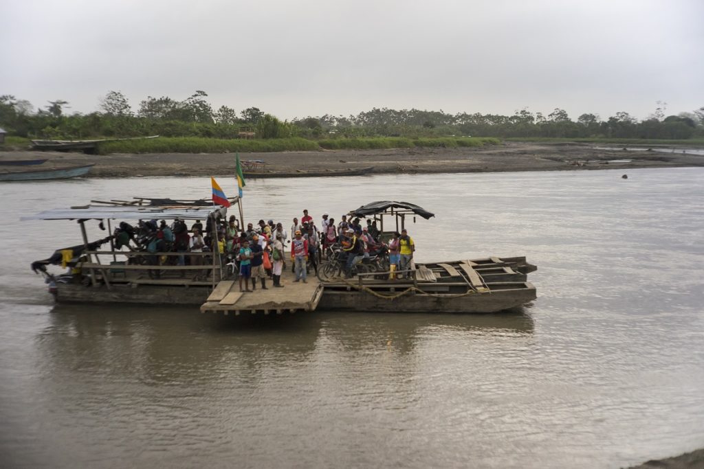 Un transbordador de madera lleva a residentes y sus vehículos a través del río Curvaradó. Fotografía de Pablo Cuellar/Mongabay.