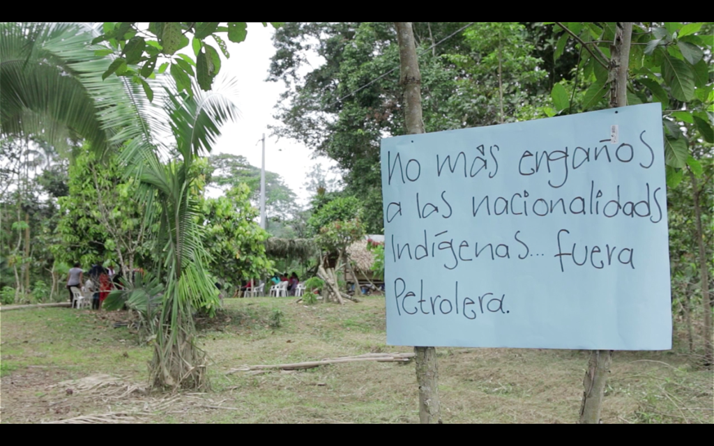 La deforestación de bosque nativo y la falta de permisos ambientales en la construcción de la tubería habría causado daños ambientales y culturales a la comunidad Siona de San José de Wisuyá en la ribera del río Putumayo, entre Ecuador y Colombia. Foto: Amazon Frontlines.