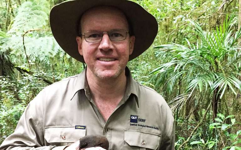 Andrew Baker con un antequino de cola negra. Imagen cortesía de la Universidad de Tecnología de Queensland (QUT)