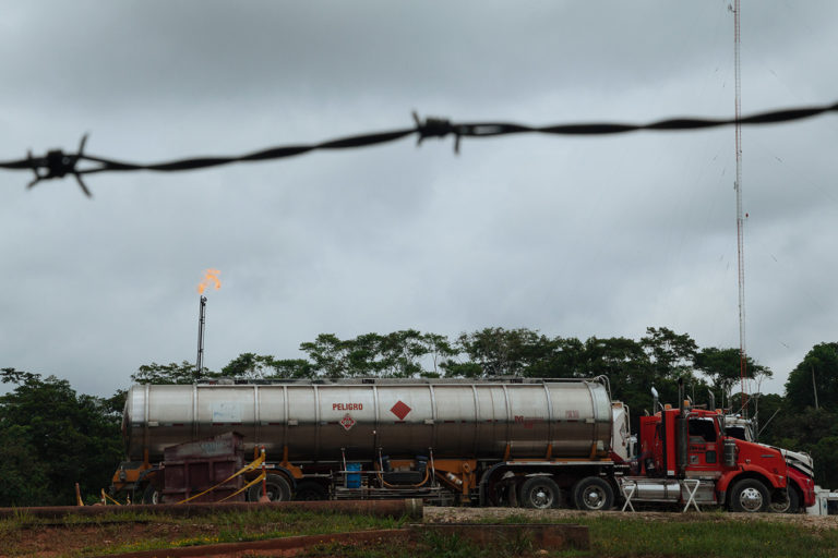 Camiones de la empresa Amerisur que transportan el petróleo extraído del Bloque Platanillo en límites con el resguardo Siona de Buenavista.Foto: Amazon Frontlines.
