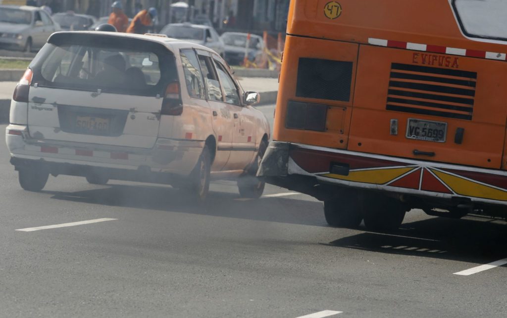 El humo de automóviles es una de las causas principales de contaminación del aire. El tráfico en Lima, Perú. Foto: Andina