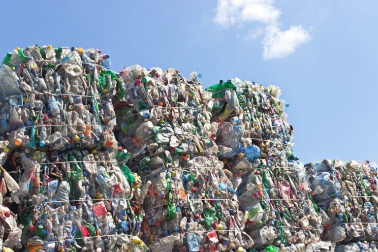 Varios países de América Latina están promoviendo leyes nacionales y locales para enfrentar el problema por contaminación de plásticos de un solo uso. Fuente: Alto Nivel