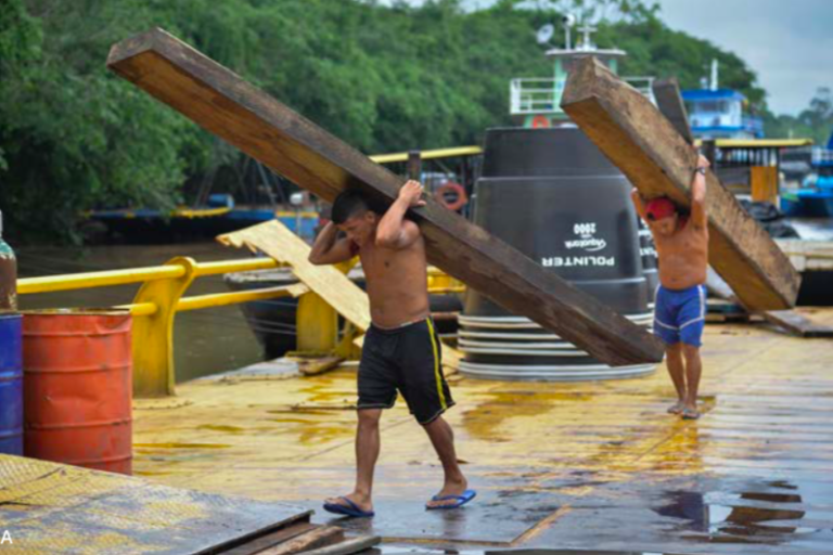 Estos hombres en el muelle Hong Kong de Puerto Asís pueden pasar todo el día descargando piezas de madera como esta. Foto: EIA