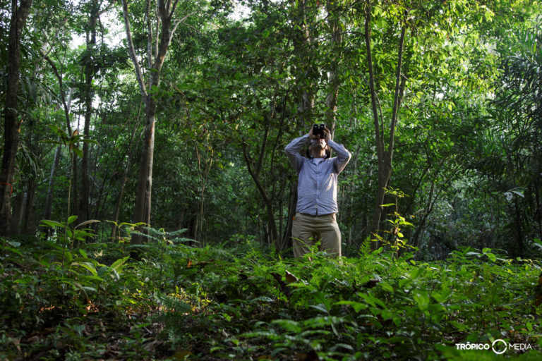 Andrés Link buscando primates en su trabajo como biólogo de campo. Foto: Federico Pardo.