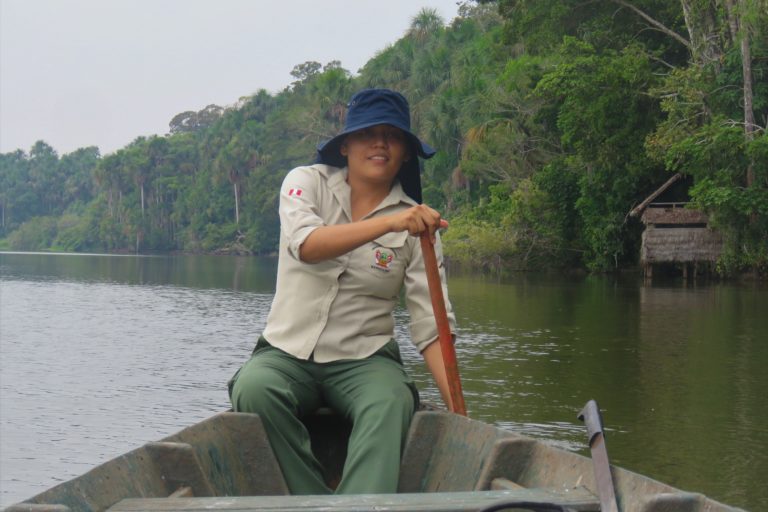 Jessica Pisconte navegando en Tambopata. Foto: Archivo personal.